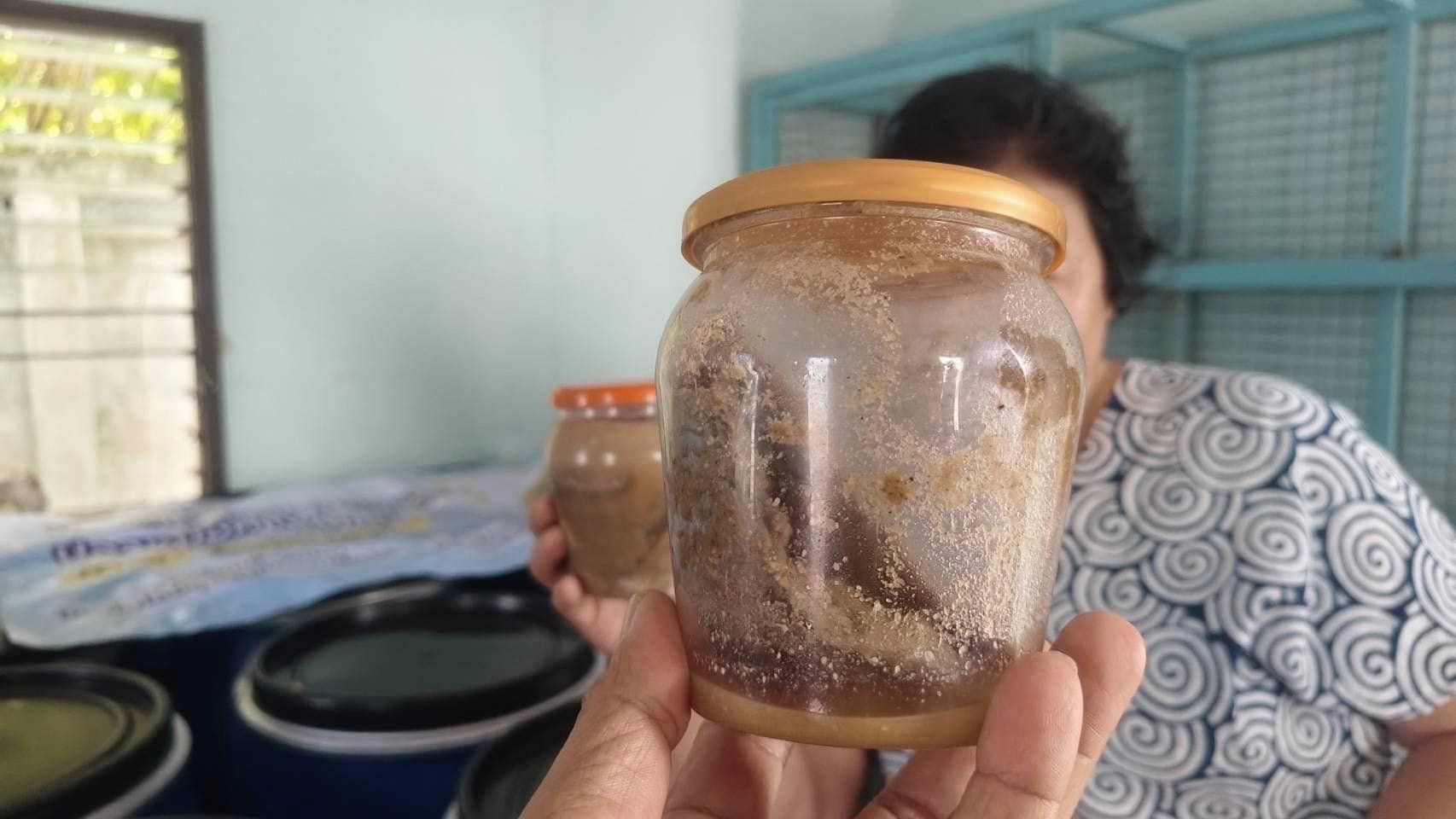 ลงพื้นที่ติดตามความก้าวหน้าของการดำเนินงานโครงการสร้างแรงจูงใจในการนำปลาหมอคางดำที่กำจัดออกไปใช้ประโยชน์โดยการหมักปลาร้า ขององค์กรชุมชนประมงท้องถิ่นวิสาหกิจชุมชนกลุ่มปลาย่างปรุงรส ปลาดาด้า