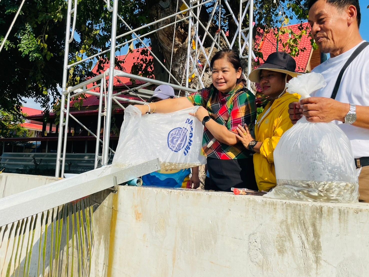มอบพันธุ์ปลากินพืช จำนวน 200,000 ตัว (ปลาตะเพียนทอง 155,000 ตัว ปลาตะเพียนขาว 25,000 ตัว และปลาบ้า 20,000 ตัว) ให้กับผู้นำชุมชนเพื่อปล่อยลงสู่แหล่งน้ำสาธารณะ..คลิก