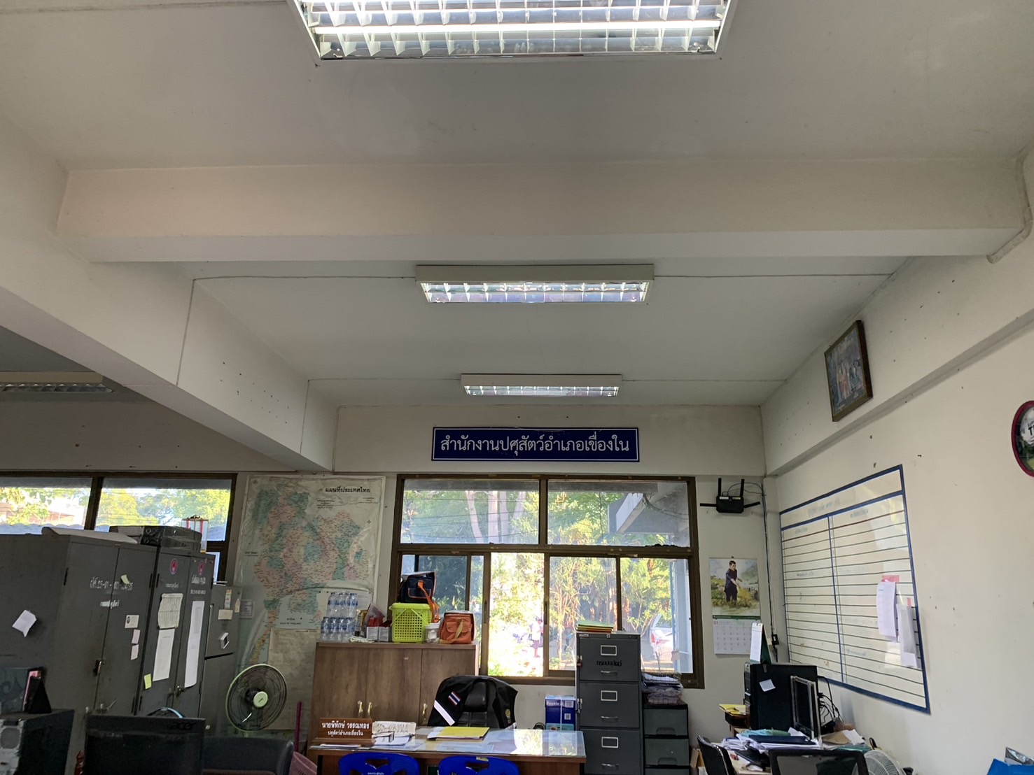 ประมงอำเภอเขื่องใน ดำเนินการซ่อมบำรุงระบบไฟแสงสว่างสำนักงานประมงอำเภอ และสำนักงานปศุสัตว์อำเภอ ชั้น 1 ที่ว่าการอำเภอเขื่องใน ตามดำริรองผู้ว่าราชการจังหวัดอุบลราชธานี โดยได้เปลี่ยนหลอดไฟนีออนจำนวน 7 หลอด บันหลาด 4 ตัว สตาดเตอร์ 3 ตัว..คลิก
