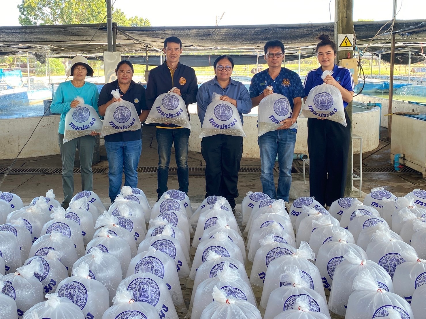 มอบพันธุ์ปลากินพืช จำนวน 100,000 ตัว (ปลาตะเพียนทอง) ให้กับผู้นำชุมชนเพื่อปล่อยลงสู่แหล่งน้ำสาธารณะ