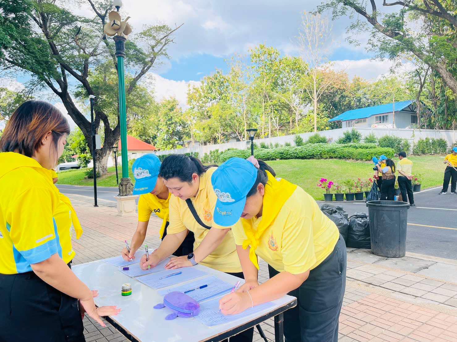 ร่วมกิจกรรมจิตอาสาพัฒนาสถานที่ เพื่อเตรียมความพร้อมในการจัดงานเฉลิมฉลอง 242 ปี จังหวัดศรีสะเกษ..คลิก