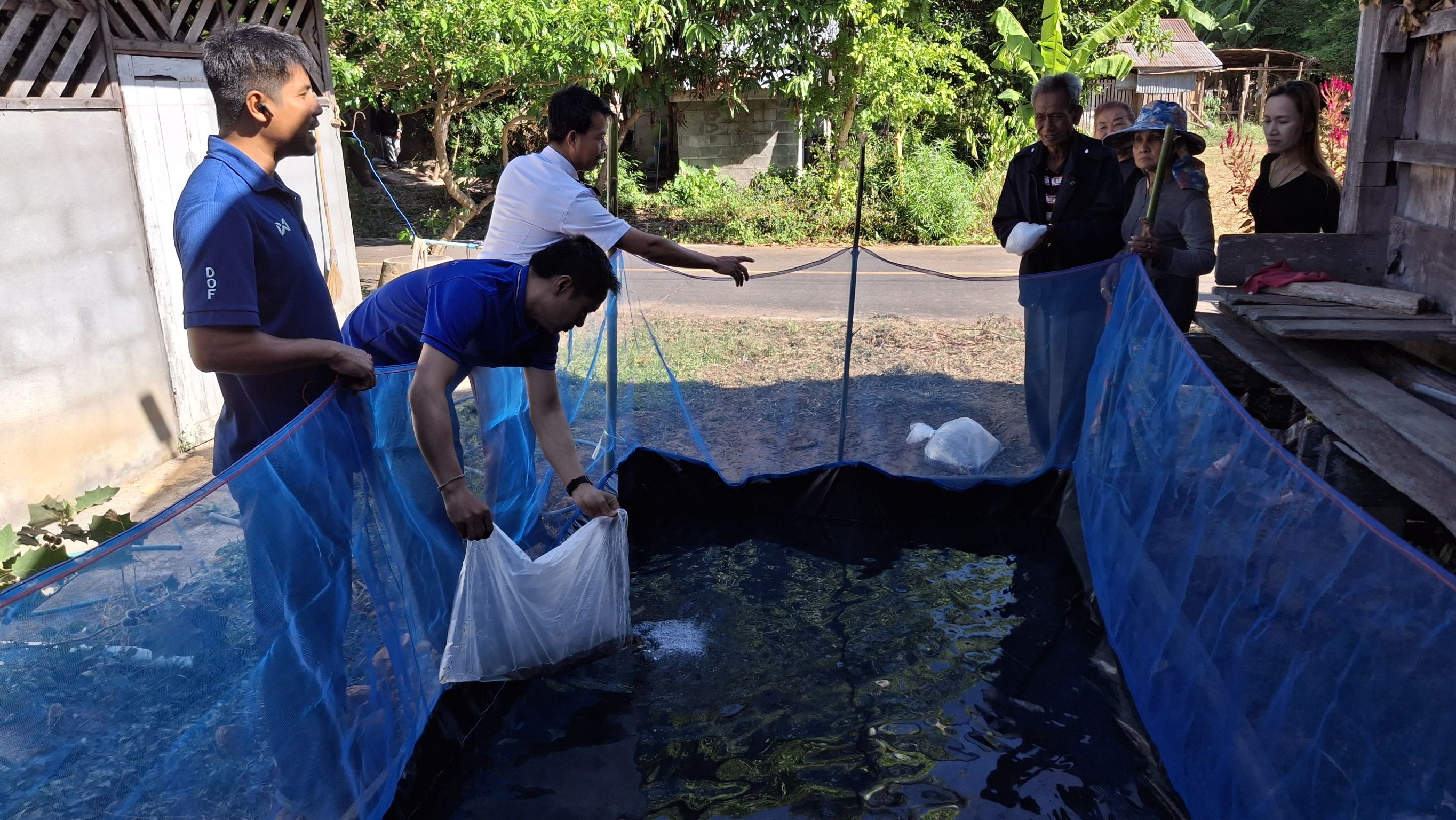 มอบปัจจัยการผลิต (พันธุ์ปลาดุก) โครงการส่งเสริมและพัฒนาอาชีพเพื่อแก้ไขปัญหาที่ดินทำกินของเกษตรกร ปีงบประมาณ 2568..คลิก