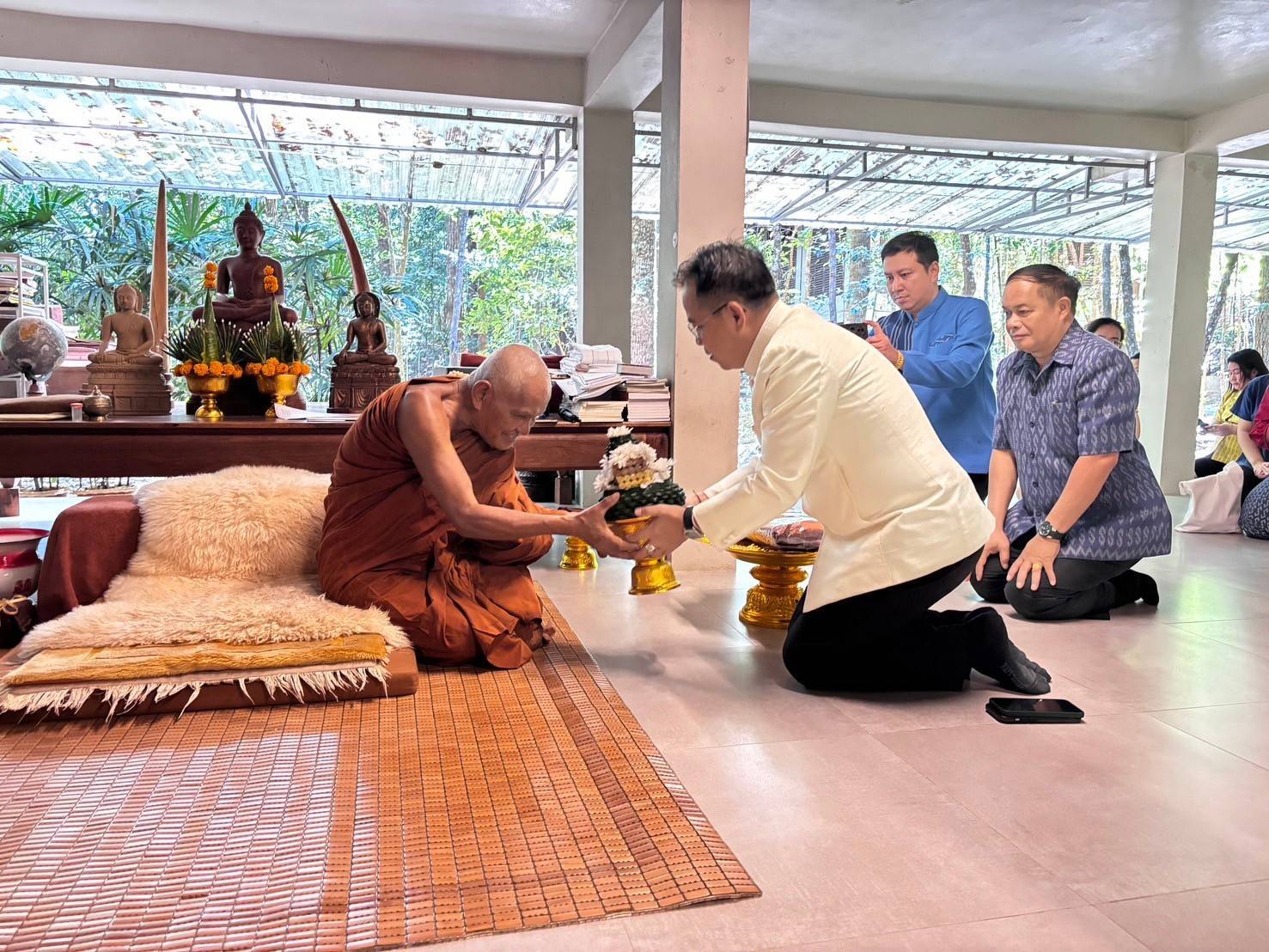ในหลวงโปรดสถาปนา  