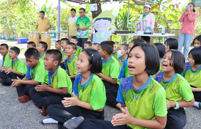 ศูนย์ศึกษาการพัฒนาอ่าวคุ้งกระเบนฯ นำรถโมบาย PLAY & LEARN ถ่ายทอดองค์ความรู้ตามแนวพระราชดำริ ตามโครงการนำร่องความร่วมมือเพื่อขยายผลองค์ความรู้ตามแนวพระราชดำริสู่เยาวชน..คลิก