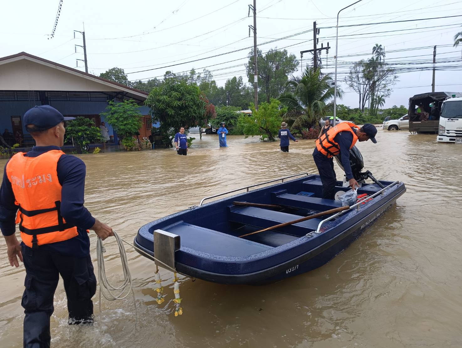 ภาพกิจกรรมลงพื้นที่ช่วยเหลือประชาชน ที่ประสบภัยพิบัติน้ำท่วม เทศบาลสะเตงนอก อำเภอเมือง จังหวัดยะลา..คลิก