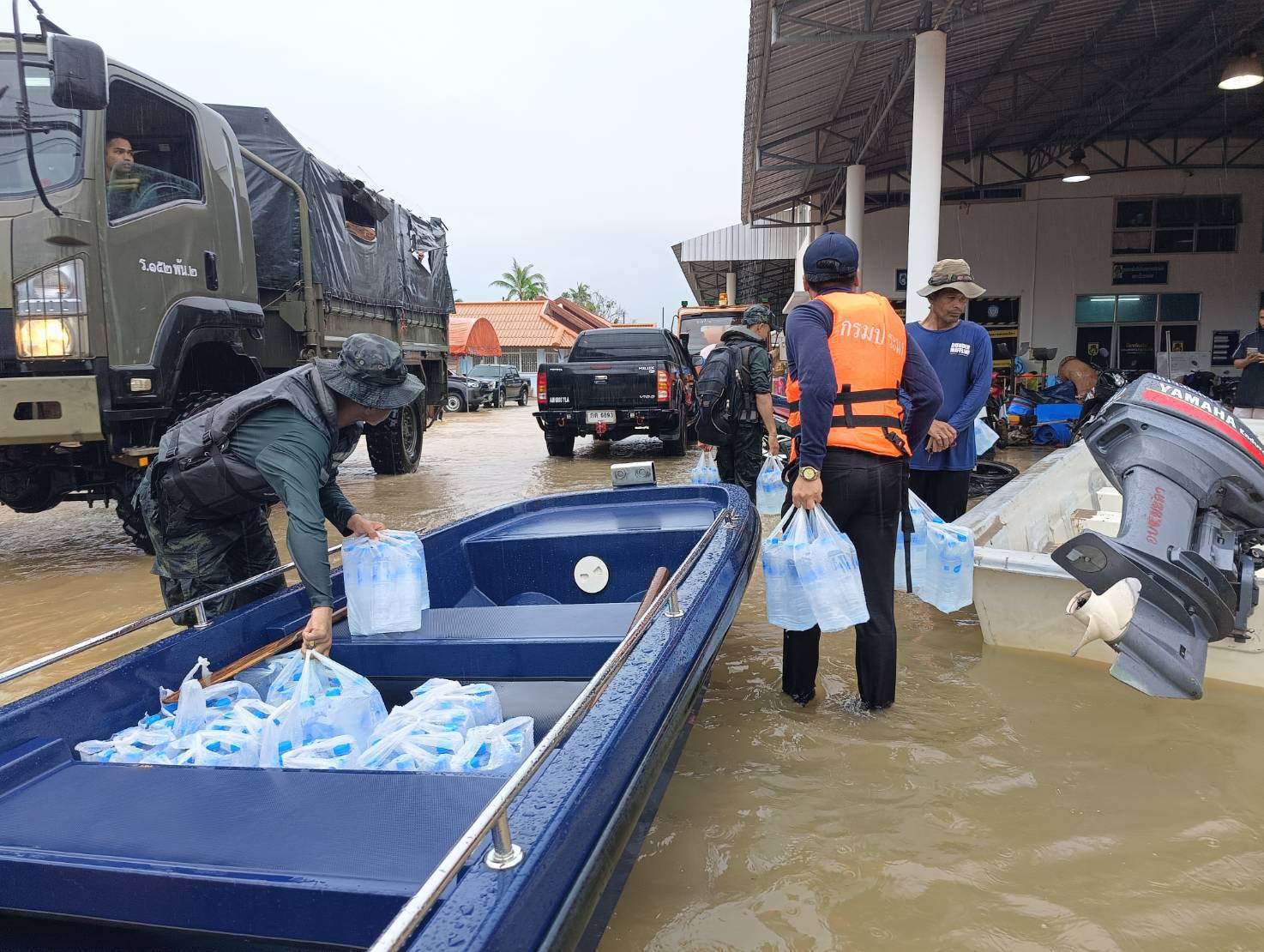 ภาพกิจกรรมลงพื้นที่ช่วยเหลือประชาชน ที่ประสบภัยพิบัติน้ำท่วม เทศบาลสะเตงนอก อำเภอเมือง จังหวัดยะลา