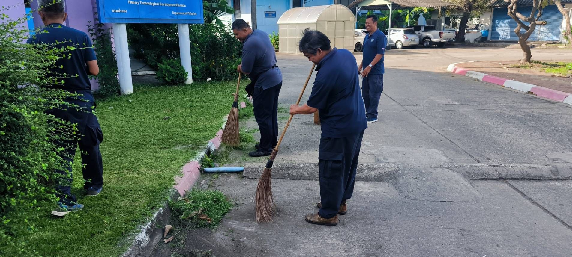 ร่วมกันพัฒนาตัดแต่งกิ่งต้นไม้ ตัดหญ้า บริเวณหน้าศูนย์ฯ และบ้านพัก