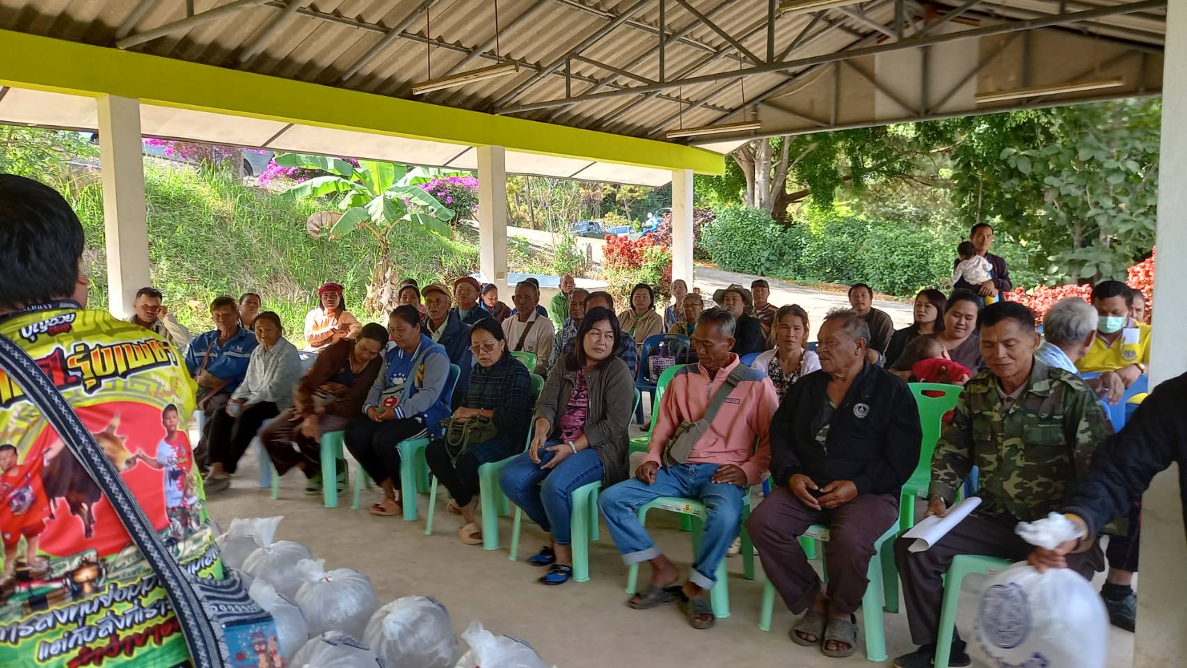 มอบพันธุ์ปลาตะเพียนขาว ให้กับเกษตรกรที่เข้าร่วมโครงการฯ จำนวน 60 รายๆ  ละ 2,000  ตัว