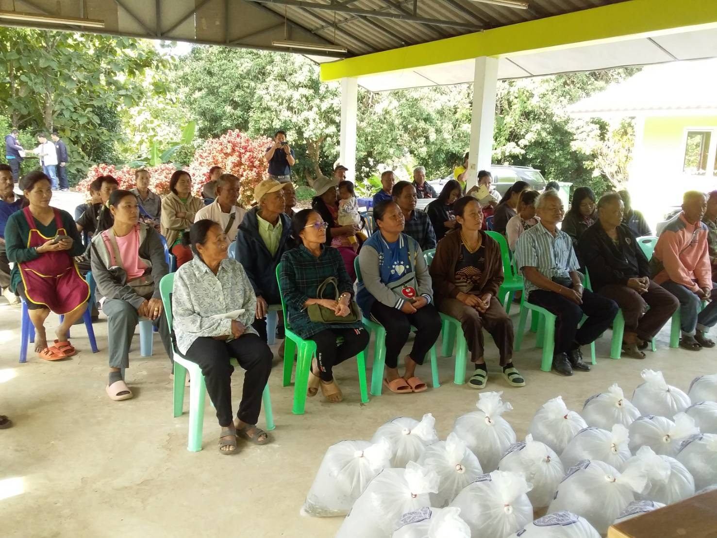มอบพันธุ์ปลาตะเพียนขาว ให้กับเกษตรกรที่เข้าร่วมโครงการฯ จำนวน 60 รายๆ  ละ 2,000  ตัว..คลิก