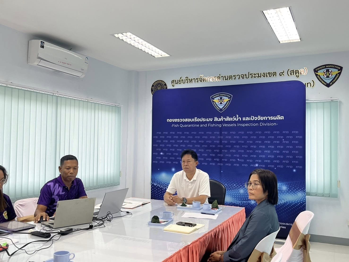 วันพุธที่ 27 พฤศจิกายน 2567 :  นายธีระชัย ทิพย์ดวง ผู้อำนวยการศูนย์บริการจัดการด่านตรวจประมงเขต 9 (สตูล)  พร้อมด้วยเจ้าหน้าที่ศบป.เขต 9 (สตูล) ให้การต้อนรับ นายสุชาติ แสงจันทร์ ผู้ตรวจราชการกรมประมงเขต 6 ให้การเยี่ยมเยียนเจ้าหน้าที่ผู้ปฏิบัติงาน รับฟังปัญหาด้านการประมงในพื้นที่ และเสนอแนวทางในการปฏิบัติงาน พร้อมให้กำลังใจในการปฏิบัติงานแก่เจ้าหน้าที่..คลิก