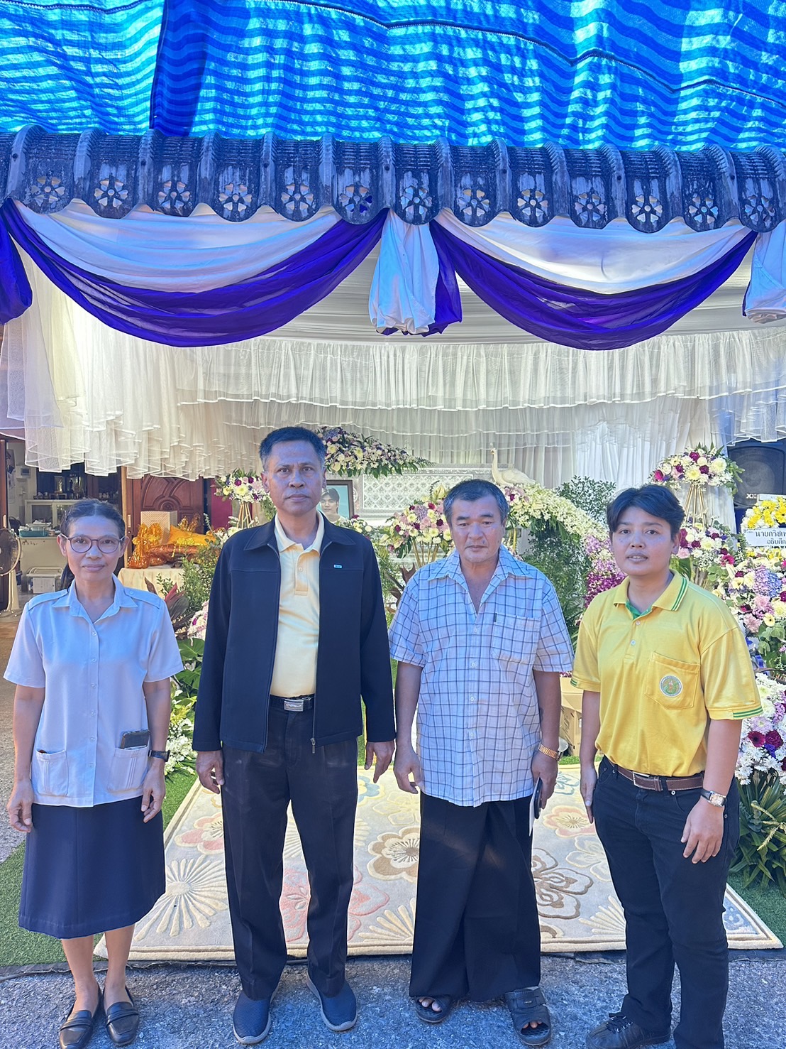 ร่วมมอบพวงหรีดแสดงความเสียใจกับครอบครัวลูกเรือประมง ในเหตุการณ์เรือรบเมียนมาร์ยิงเรือประมงไทย