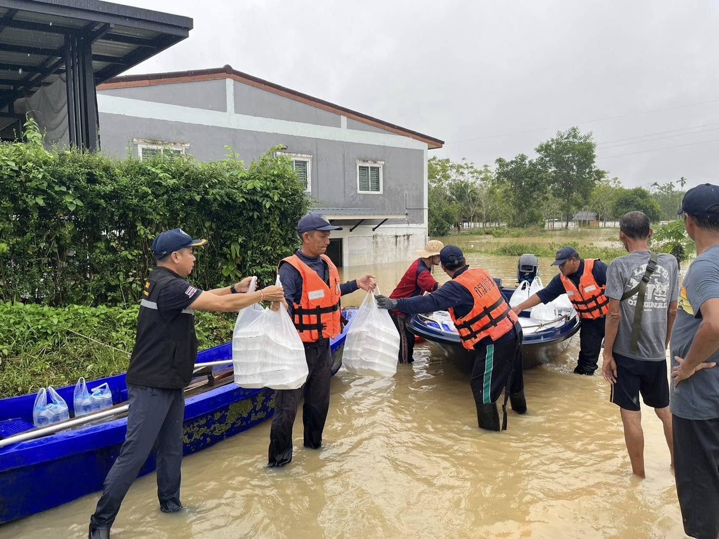 ศูนย์ป้องกันและปราบปรามประมงน้ำจืดสุราษฎร์ธานี กองตรวจการประมง กรมประมง เข้าช่วยเหลือประชาชนผู้ประสบอุทกภัยน้ำท่วมในพื้นที่จังหวัดสงขลา..คลิก
