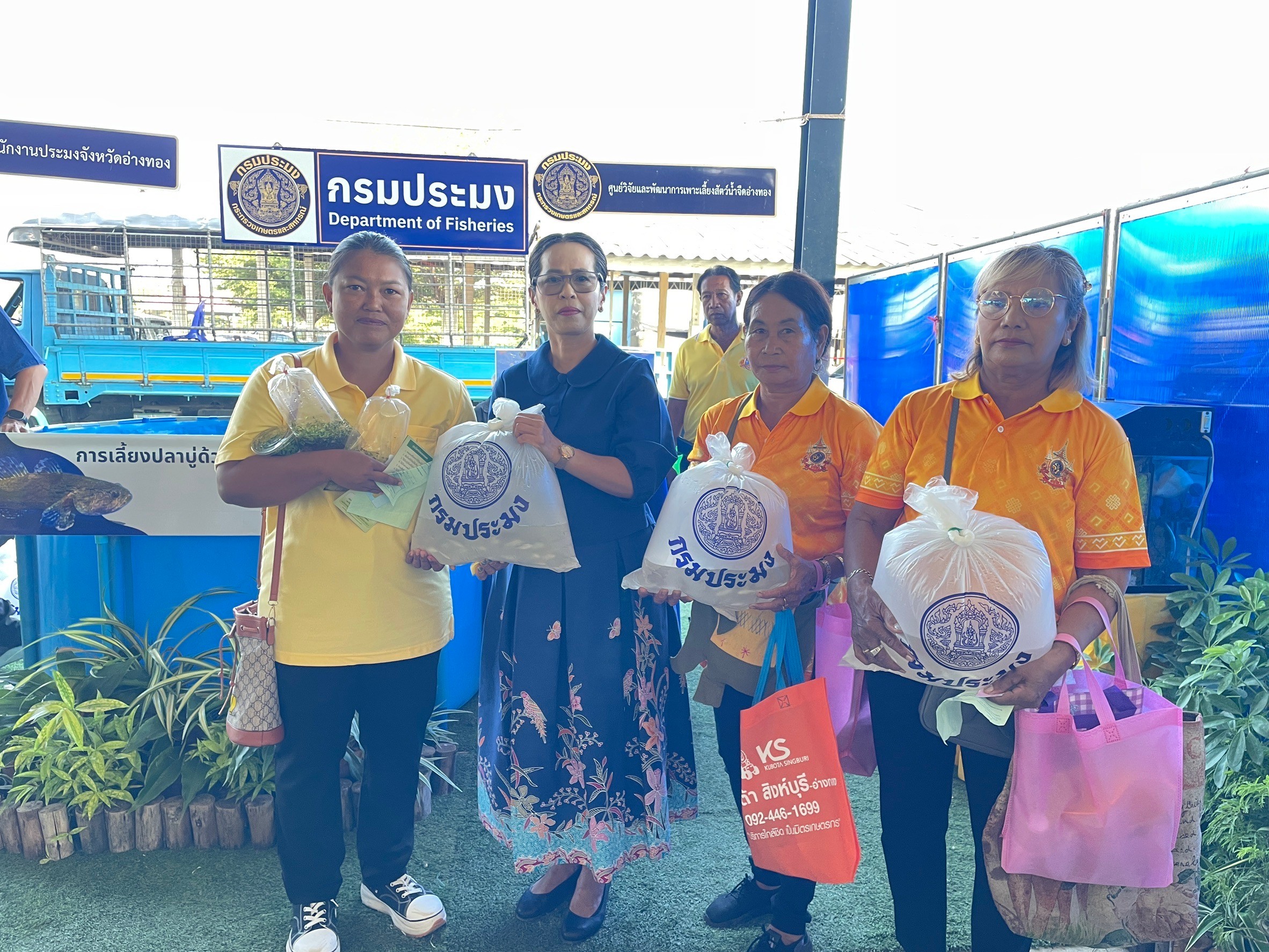 ร่วมโครงการคลินิกเกษตรเคลื่อนที่ในพระราชานุเคราะห์ สมเด็จพระบรมโอรสาธิราชฯ สยามมกุฎราชกุมาร ไตรมาสที่ 1 และได้นำรูปแบบการเลี้ยงปลาบู่ด้วยอาหารเม็ดสำเร็จรูปในระบบน้ำหมุนเวียนไปจัดแสดง..คลิก