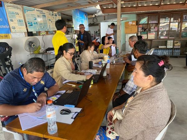 สำนักงานประมงพื้นที่กรุงเทพมหานคร ลงพื้นที่ให้บริการรับแบบยื่นความจำนงขอรับการช่วยเหลือเกษตรกรที่ประสบภัยพิบัติ ด้านประมง