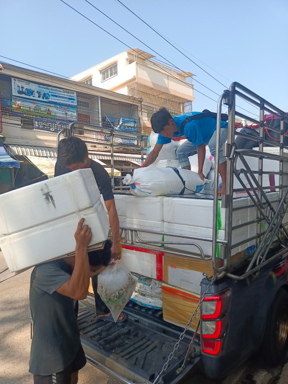 เจ้าหน้าที่ศูนย์บริหารจัดการด่านตรวจประมงเขต 1 (เชียงราย) ตรวจสอบสินค้าประมง ส่งออกไปยังสาธารณรัฐประชาธิปไตยประชาชนลาว ผ่านทางด่านพรมแดนอำเภอเชียงแสน..คลิก