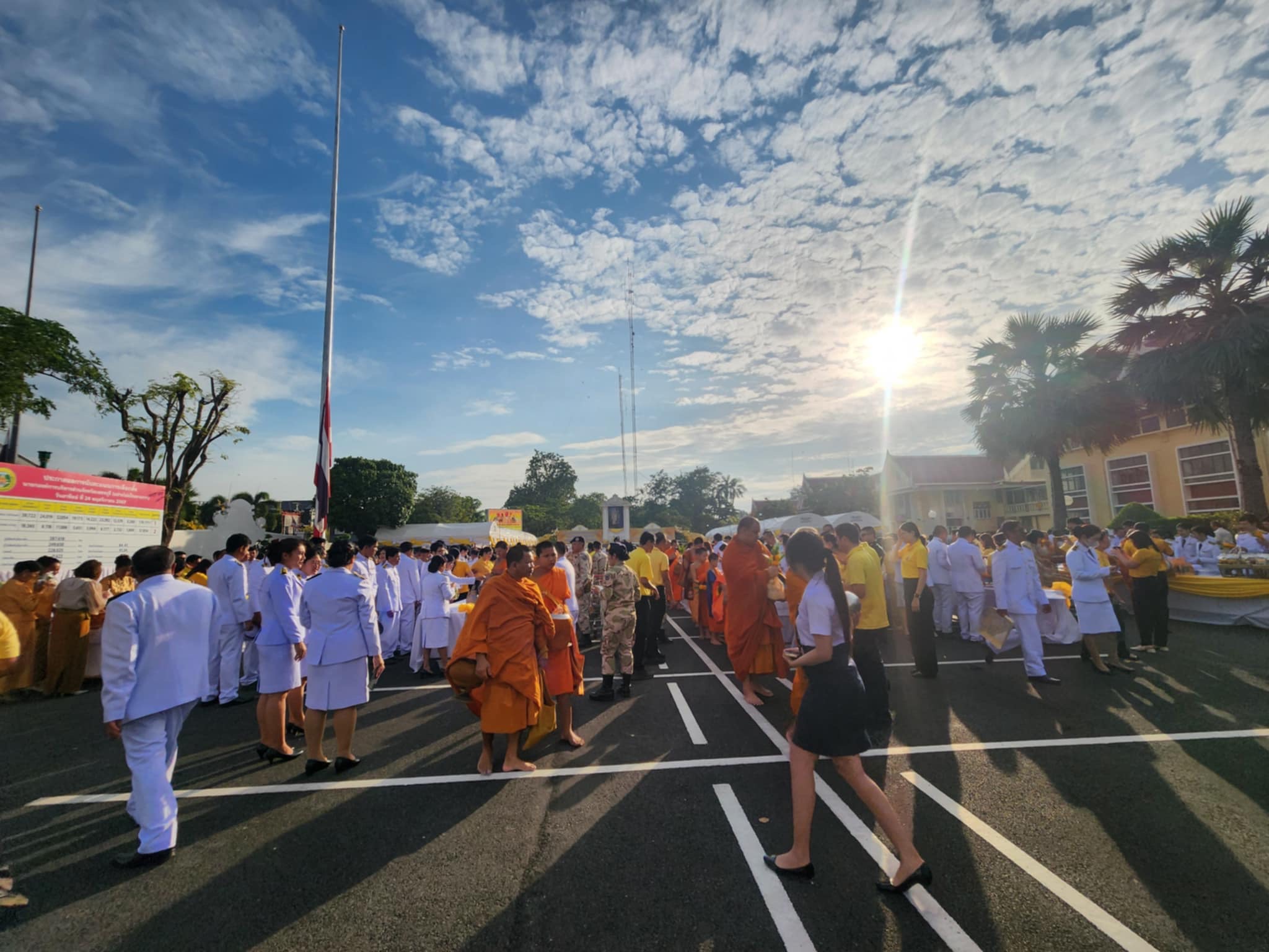 เข้าร่วมพิธีเจริญพระพุทธมนต์และทำบุญตักบาตรถวายพระราชกุศล พระสงฆ์และสามเณรจำนวน ๘๙ รูป เพื่อเป็นการน้อมรำลึกในพระมหากรุณาธิคุณ เนื่องในวันคล้ายวัน พระบรมราชสมภพพระบาทสมเด็จ พระบรมชนกาธิเบศร มหาภูมิพลอดุลยเดชมหาราช บรมนาถบพิตร วันชาติและวันพ่อแห่งชาติ ๕ ธันวาคม ๒๕๖๗..คลิก