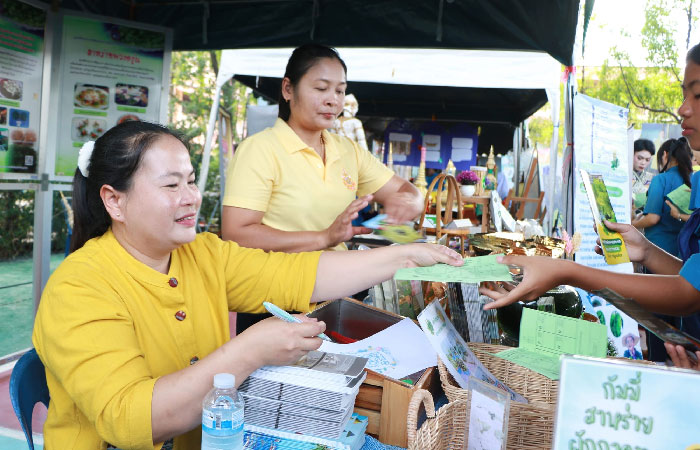 ศูนย์ศึกษาการพัฒนาอ่าวคุ้งกระเบนฯ ร่วมจัดนิทรรศการถ่ายทอดองค์ความรู้ตามแนวพระราชดำริ ณ ลานเอนกประสงค์ โรงเรียนสตรีประเสริฐศิลป์ ตำบลวังกระแจะ อำเภอเมืองตราด จังหวัดตราด..คลิก