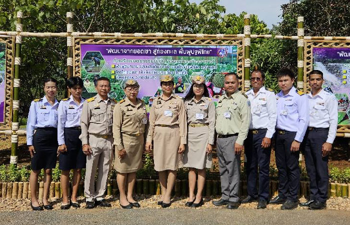 ผู้อำนวยการศูนย์ฯ คุ้งกระเบน ข้าราชการ และเจ้าหน้าที่ ร่วมพิธีเปิดงานวันดินโลก 2567 และจัดนิทรรศการเผยแพร่แนวคิด 