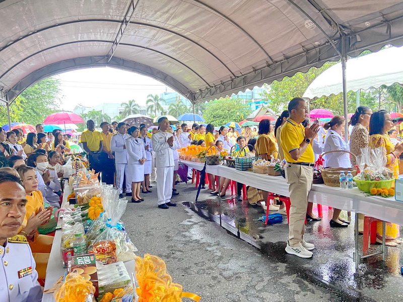 ร่วมพิธีทำบุญตักบาตรเนื่องในวันคล้ายวันพระราชสมภพ ในหลวงรัชกาลที่ 9..คลิก