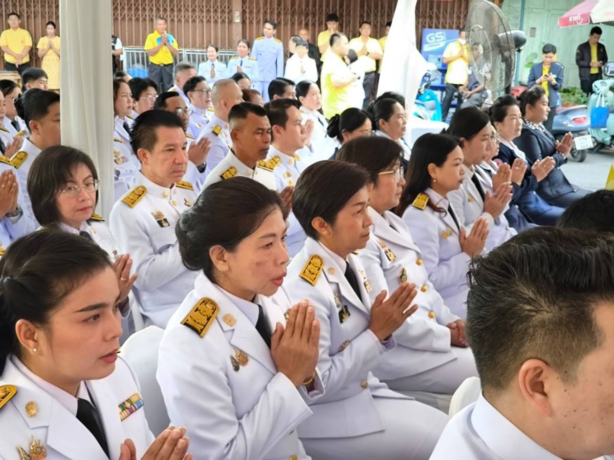 วันพฤหัสบดีที่ 5 ธันวาคม 2567 ศูนย์วิจัยและพัฒนาการเพาะเลี้ยงสัตว์น้ำจืดอุทัยธานี เข้าร่วมกิจกรรมเนื่องในวันคล้ายวันพระบรมราชสมภพพระบาทสมเด็จพระบรมชนกาธิเบศรมหาภูมิพลอดุลยเดชมหาราช บรมนาถบพิตร วันชาติ และวันพ่อแห่งชาติ โดยจัดพิธีเจริญพระพุทธมนต์และทำบุญตักบาตรถวายพระราชกุศล เวลา 07.00 น. ณ บริเวณห้าแยกวงเวียนวิทยุ และจัดพิธีวางพานพุ่มดอกไม้ถวายบังคมฯ เวลา 08.00 น. ณ สำนักงานเหล่ากาชาดจังหวัดอุทัยธานี
