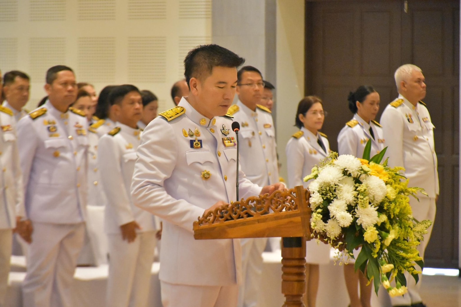 พิธีเจริญพระพุทธมนต์ทำบุญตักบาตร และวางพานพุ่มถวายราชสักการะ วันพ่อแห่งชาติ 5 ธันวาคม 2567