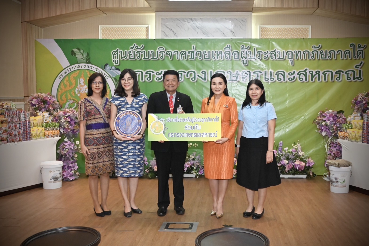 อธิบดีกรมประมงร่วมบริจาคเครื่องอุปโภค บริโภคเพื่อช่วยเหลือผู้ประสบอุทกภัยภาคใต้..คลิก