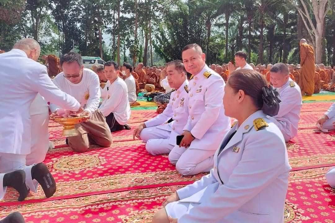 ศูนย์ป้องกันและปราบปรามประมงน้ำจืดสุราษฎร์ธานีร่วมทำบุญถวายภัตตาหารเพลแด่พระภิกษุสงฆ์ตามโครงการจารึกธุดงค์ธรรมยาตราเผยแพร่ธรรมเฉลิมพระเกียรติ