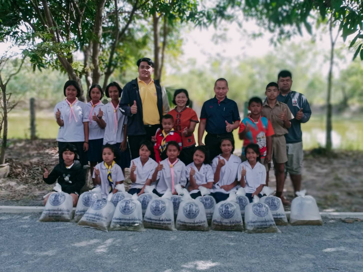 มอบพันธุ์ปลาสร้อยขาว ให้กับโรงเรียนบ้านหนองลุมพุก..คลิก