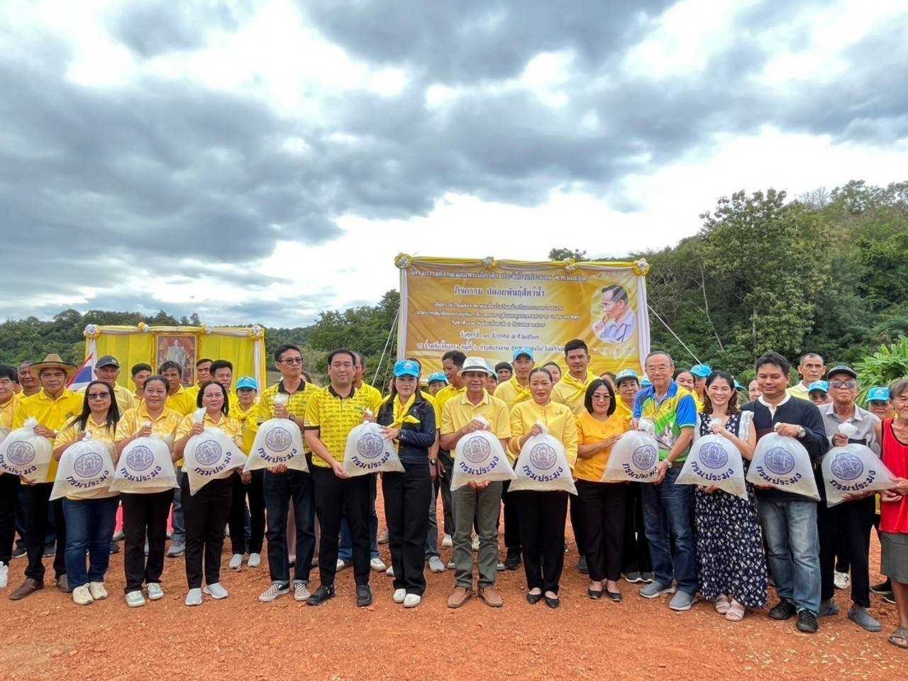 มอบพันธุ์ปลากินพืช จำนวน 110,000 ตัว (ปลาตะเพียนทอง 55,000 ตัว และปลาตะเพียนขาว 55,000 ตัว) ให้กับผู้นำชุมชนเพื่อปล่อยลงสู่แหล่งน้ำสาธารณะ 