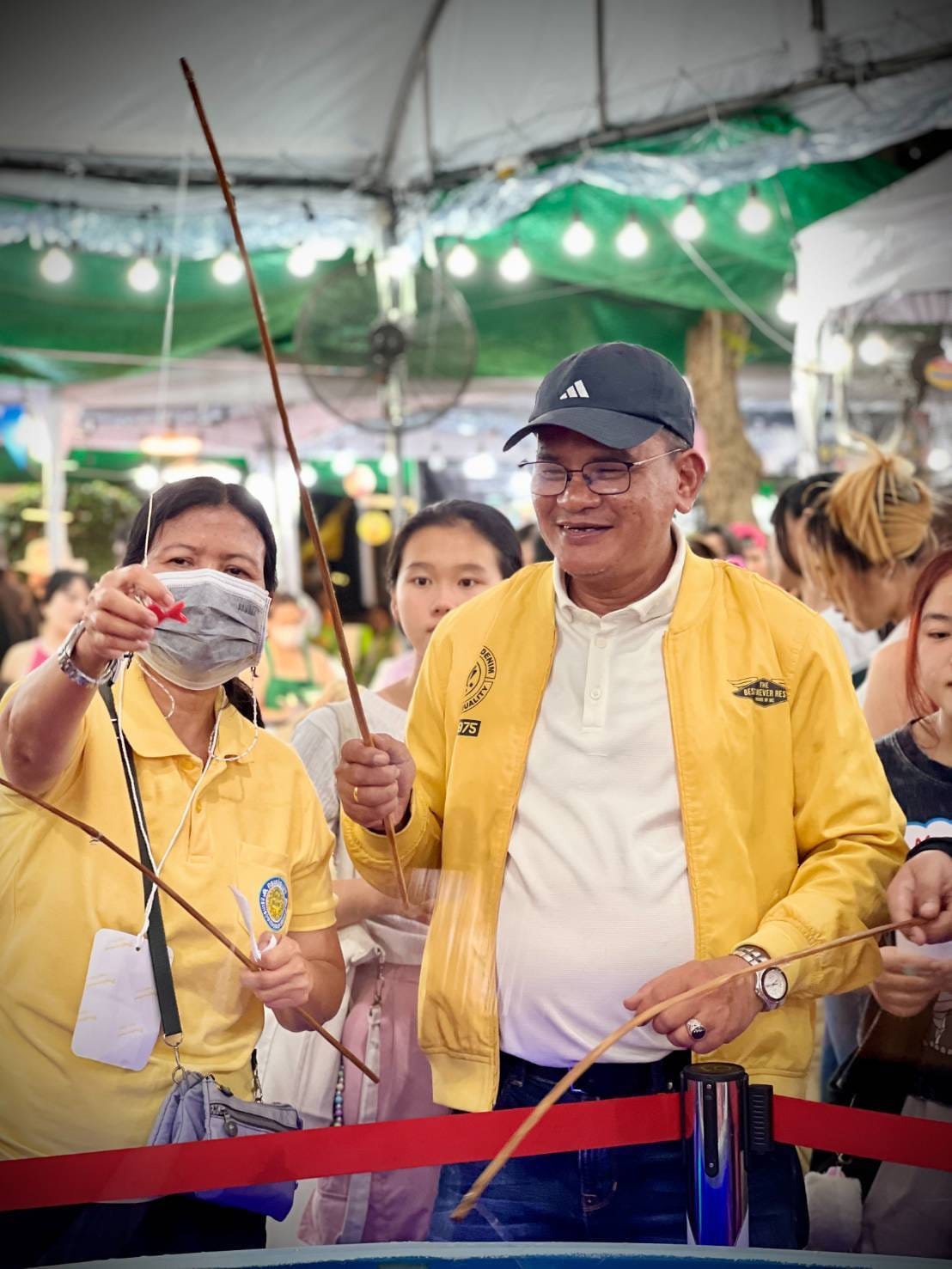 รองอธิบดีกรมประมง เยี่ยมชมร้านกาชาดกรมประมง ในงานกาชาด 2567