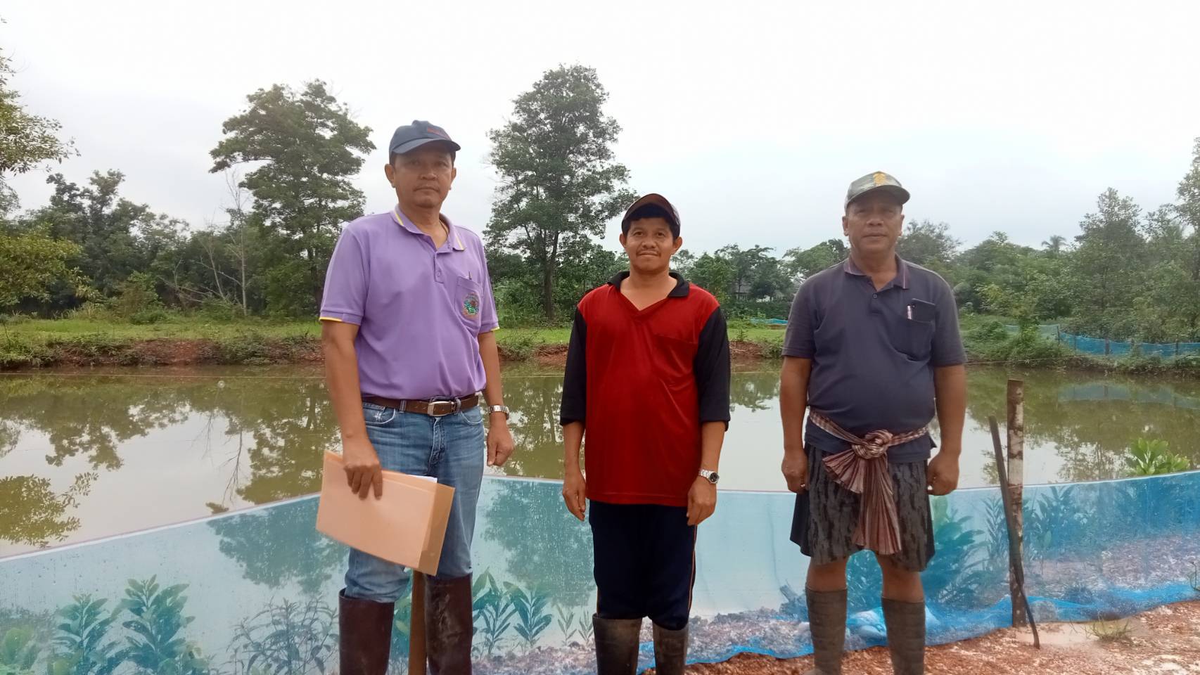 ประมงอำเภอเขาชัยสน ร่วมกับผู้ใหญ่บ้าน ผู้ช่วยผู้ใหญ่บ้าน ตรวจสอบความเสียหายเกษตรกรผู้ประสบอุทกภัยด้านประมง  พื้นที่ตำบลควนขนุน อำเภอเขาชัยสน จังหวัดพัทลุง..คลิก