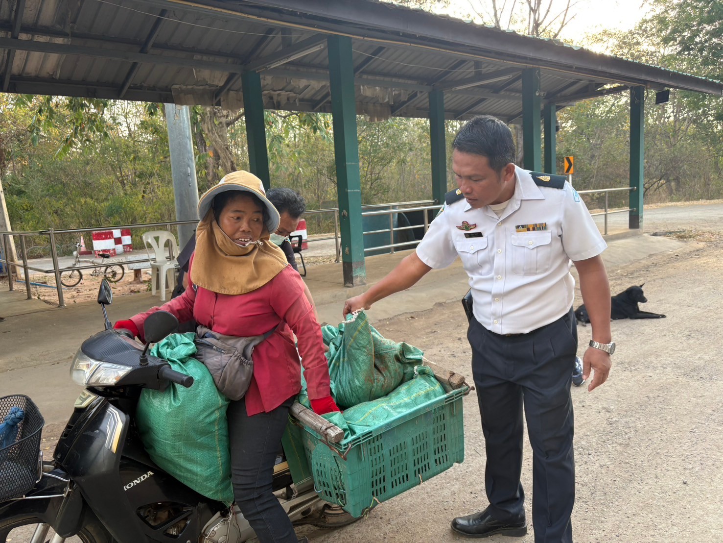 ตรวจสินค้าประมงที่นำเข้า ส่งออก ทางจุดผ่านแดนชั่วคราวตาพระยา