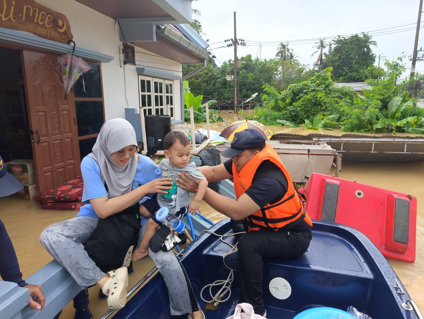 ภาพกิจกรรมลงพื้นที่เร่งเข้าช่วยเหลือประชาชน ที่ประสบภัยพิบัติน้ำท่วม..คลิก
