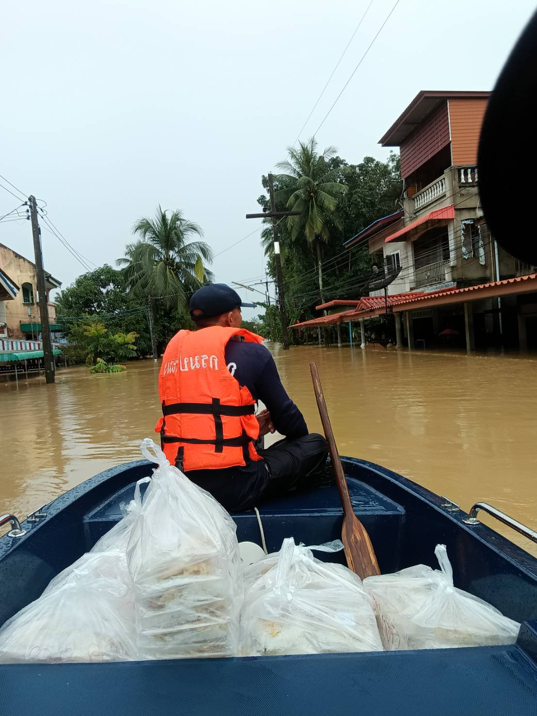 ภาพกิจกรรมลงพื้นที่เข้าช่วยเหลือประชาชน ที่ประสบภัยพิบัติน้ำท่วมพร้อมมอบอาหารและเครื่องดื่ม ให้แก่ผู้ประสบภัยที่ขาดแคลนอาหาร..คลิก