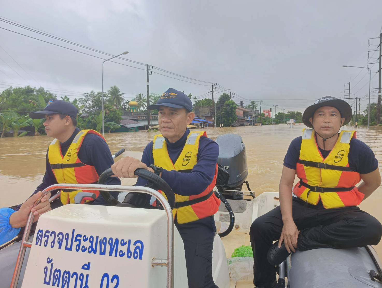 ภาพกิจกรรมลงพื้นที่เข้าช่วยเหลือประชาชน ที่ประสบภัยพิบัติน้ำท่วมพร้อมมอบอาหารและเครื่องดื่ม ให้แก่ผู้ประสบภัยที่ขาดแคลนอาหาร