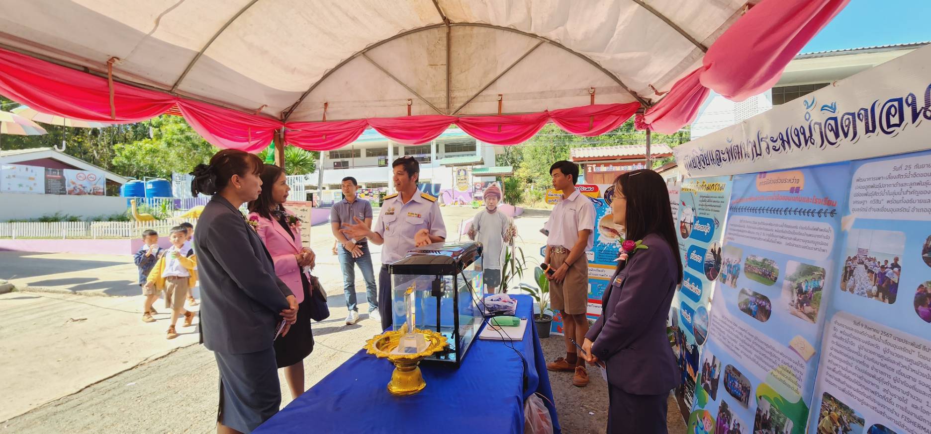 การจัดนิทรรศการด้านการประมง และจัดแสดงกุ้งก้ามกราม ณ หอประชุมโรงเรียนบ้านพระบาทท่าเรือ ตำบลเขื่อนอุบลรัตน์ อำเภออุบลรัตน์ จังหวัดขอนแก่น