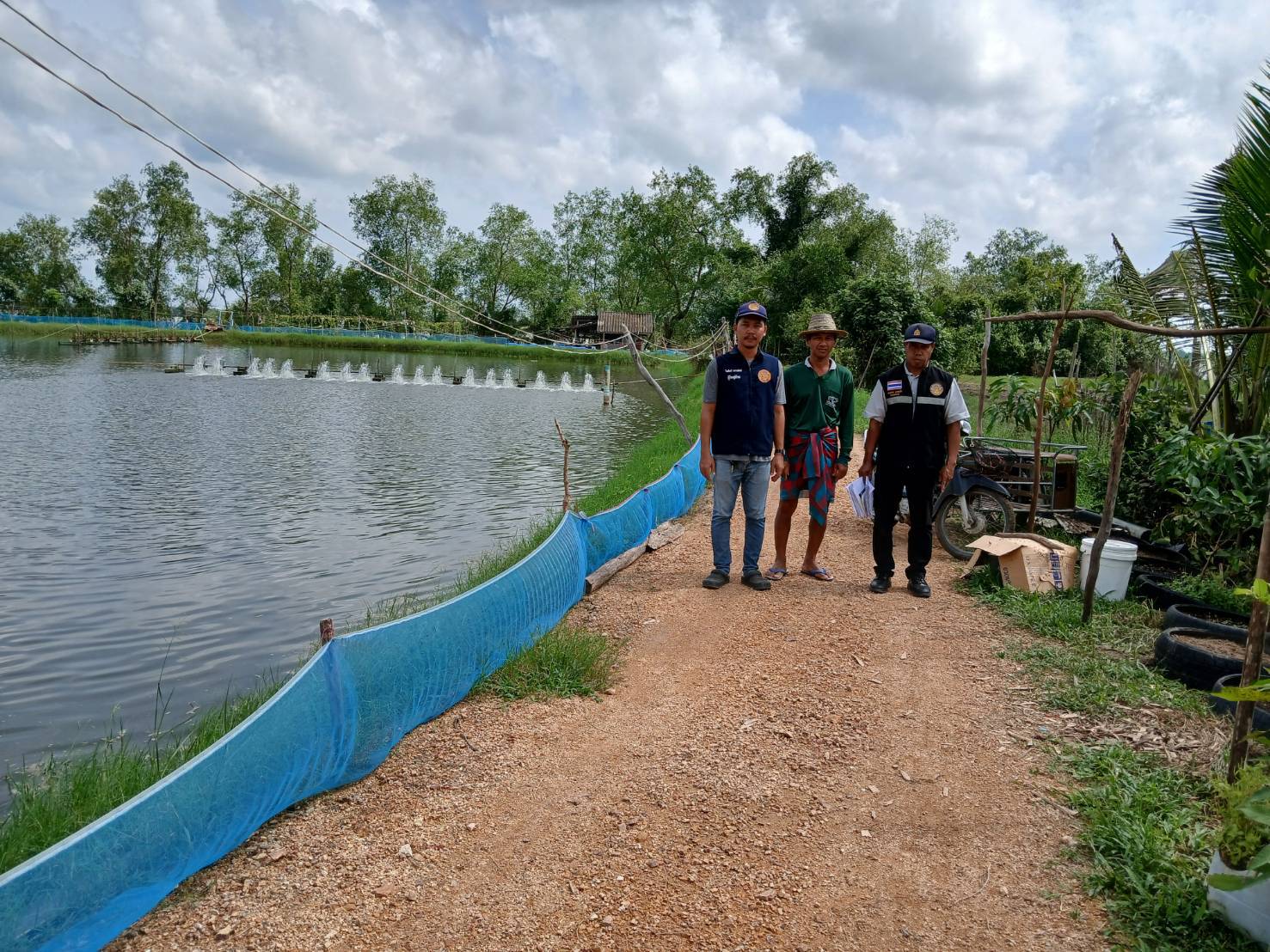 ประมงอำเภอปากพะยูน ร่วมกับผู้ใหญ่บ้าน  ลงพื้นที่ ตรวจสอบความเสียหายเพื่อพิจารณาให้การช่วยเหลือเกษตรกรผู้ประสบอุทกภัยด้านประมง  พื้นที่ ตำบลเกาะนางคำ อำเภอปากะยูน จังหวัดพัทลุง..คลิก