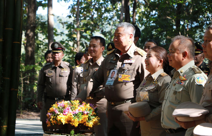 นางสาวกัญญารัตน์ สุนทรา ผู้อำนวยการศูนย์ฯ คุ้งกระเบน มอบหมายให้ข้าราชการและเจ้าหน้าที่ ร่วมงานนิทรรศการ “ 42 ปี สืบสาน รักษา ต่อยอด ศูนย์ศึกษาการพัฒนาห้วยฮ่องไคร้อันเนื่องมาจากพระราชดำริ”..คลิก