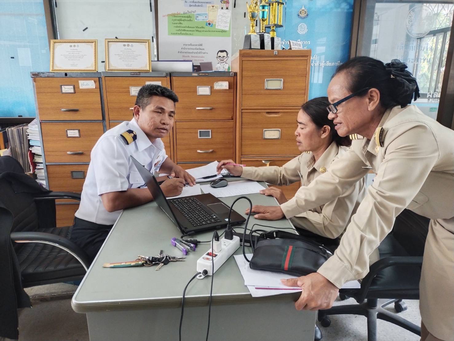 ประมงอำเภอโขงเจียมให้คำปรึกษาแนะนำเกาตรกรผู้มาติดต่อขอขึ้นทะเบียนผู้เพาะเลี้ยงสัตว์น้ำ..คลิก