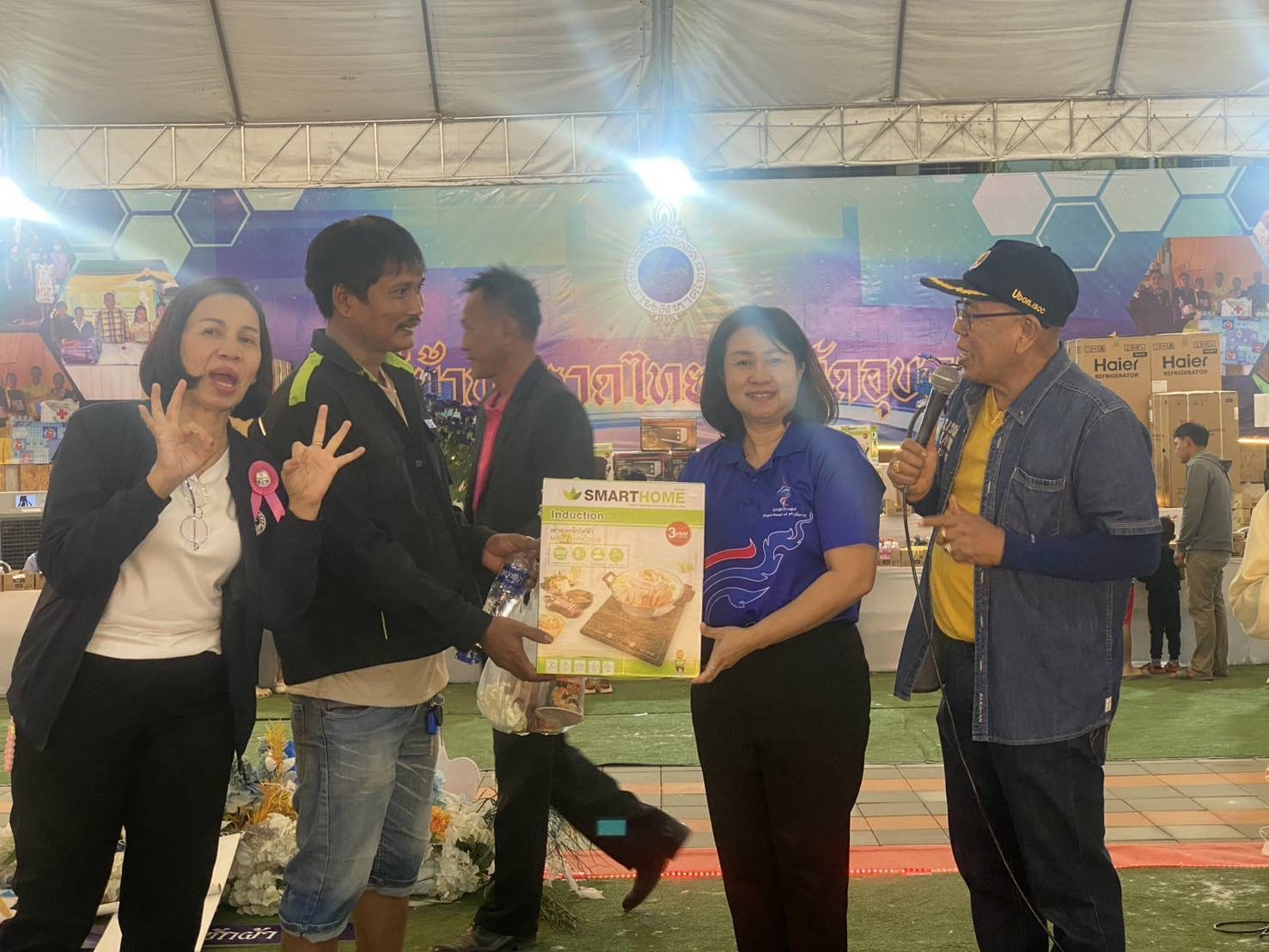 วันจันทร์ที่ 30 ธันวาคม 2567 เวลา 17.00-22.00 น นายสุริยันต์ วรรณวงษ์ ประมงจังหวัดอุบลราชธานี มอบหมายให้นางสาวจิณภัค ประจันต์ เจ้าพนักงานการเงินและบัญชีชำนาญงาน ร่วมคณะทำงานมอบรางวัลแก่ผู้ได้รับรางวัลพิเศษประจำร้านชมรมแม่บ้านมหาดไทยจังหวัดอุบลราชธานี..คลิก
