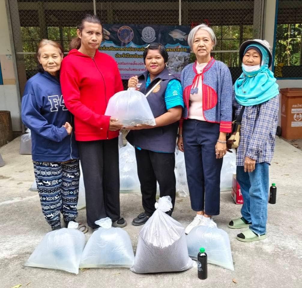 มอบปัจจัยการผลิตเกษตรกรที่เข้าร่วมโครงการส่งเสริมการเลี้ยงปลาในหมู่บ้านตามแนวชายแดนในพระราชดำริจังหวัดราชบุรี..คลิก
