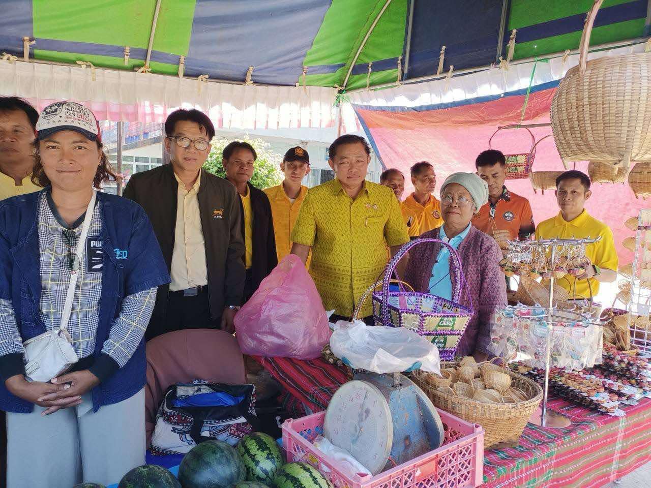 เข้าร่วมในพิธีเปิดงานมหกรรมสินค้าโอทอปและสินค้าเกษตร ของดีเมืองขุขันธ์ ต้อนรับลมหนาว และเทศกาลปีใหม่..คลิก