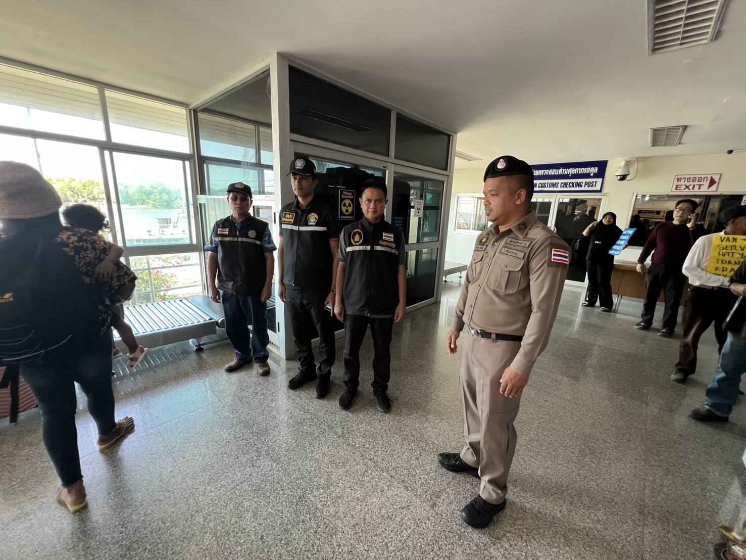 วันพฤหัสบดีที่ 9 มกราคม 2568 : เจ้าหน้าที่ศูนย์บริหารจัดการด่านตรวจประมงเขต 9 (สตูล) บูรณาการร่วมกับเจ้าหน้าที่เกี่ยวข้อง เข้มงวดตรวจป้องกันการลักลอบสินค้านำเข้า สินค้าเกษตรผิดกฎหมายที่ไม่ได้ขออนุญาตเข้ามาในราชอาณาจักร มากับเรือโดยสาร เกาะลังกาวี - สตูล ณ ท่าเทียบเรือตำมะลัง ผลการปฎิบัติงานเป็นไปด้วยความเรียบร้อย ไม่พบสิ่งผิดกฎหมายแต่อย่างไร