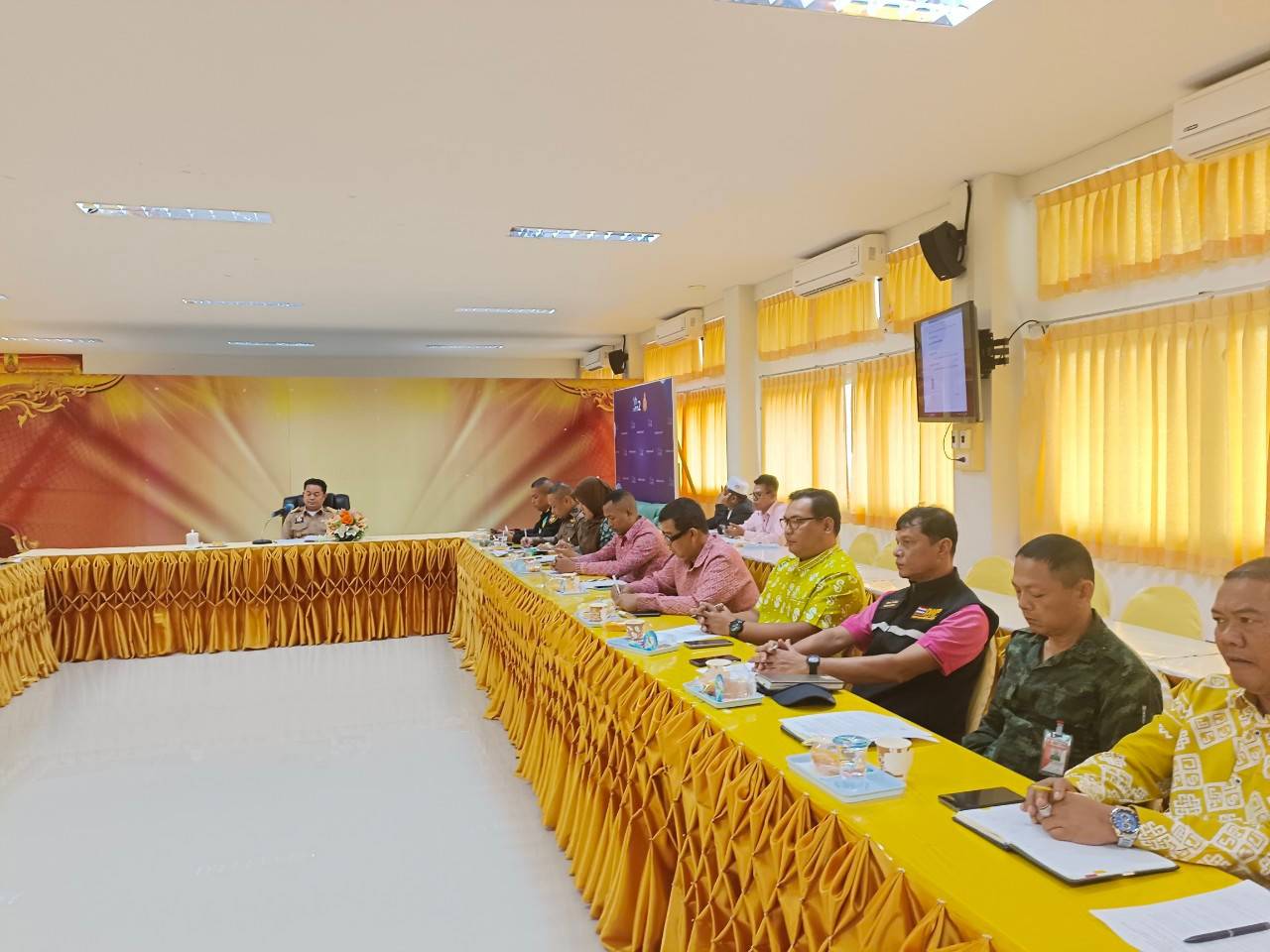 ภาพกิจกกรมเข้าร่วมประชุมหัวหน้าส่วนราชการ และหัวหน้าส่วน..คลิก