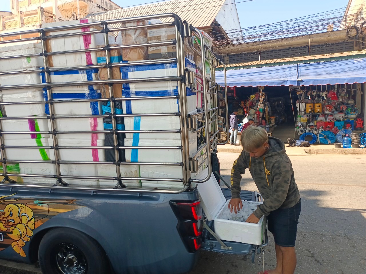 เจ้าหน้าที่ศูนย์บริหารจัดการด่านตรวจประมงเขต 1 (เชียงราย) ตรวจสอบสินค้าประมงส่งออกไปยังสาธารณรัฐประชาธิปไตยประชาชนลาว..คลิก