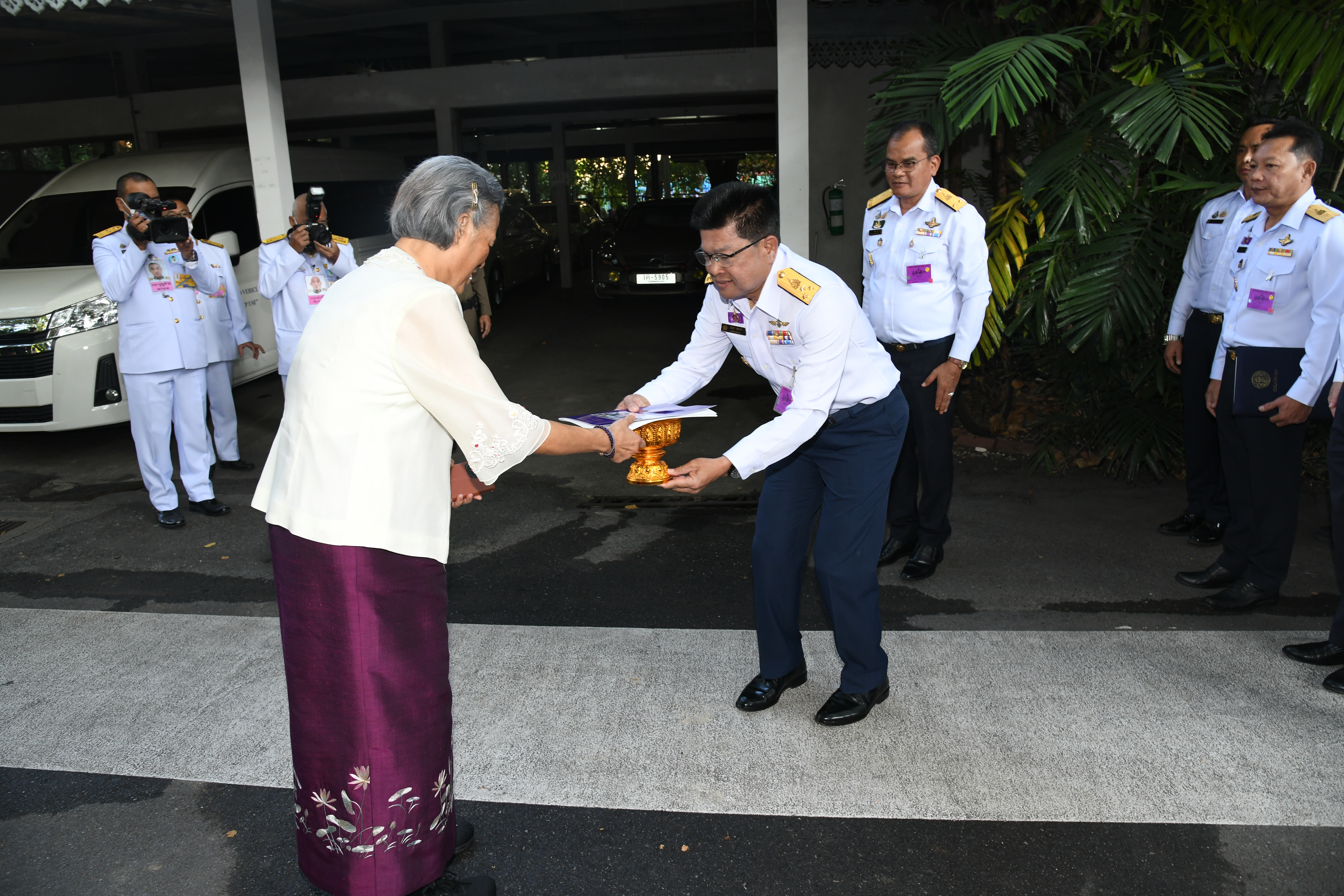 สมเด็จพระกนิษฐาธิราชเจ้า กรมสมเด็จพระเทพรัตนราชสุดา ฯ สยามบรมราชกุมารี พระราชทานพระราชวโรกาสให้อธิบดีกรมประมง พร้อมด้วยรองอธิบดีกรมประมง และข้าราชการกรมประมง เข้าเฝ้า ณ วังสระปทุม วันที่ ๓๑ ธันวามคม ๒๔๖๗ เวลา ๐๗.๒๐ น...คลิก