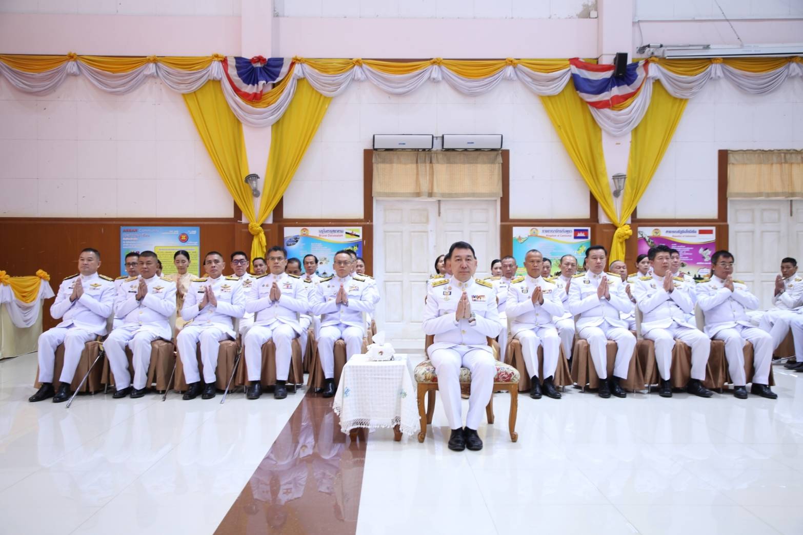 ร่วมพิธีเฉลิมพระเกียรติพระบาทสมเด็จพระเจ้าอยู่หัว เนื่องในโอกาสพระราชพิธีสมมงคลพระชนมายุเท่าพระบาทสมเด็จพระพุทธยอดฟ้าจุฬาโลกมหาราช
