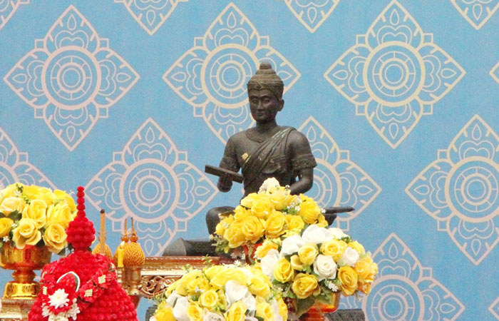 พิธีถวายพานพุ่มดอกไม้สดเบื้องหน้าพระบรมรูปหล่อพ่อขุนรามคำแหงมหาราช เนื่องในวันพ่อขุนรามคำแหงมหาราช ประจำปี 2568..คลิก