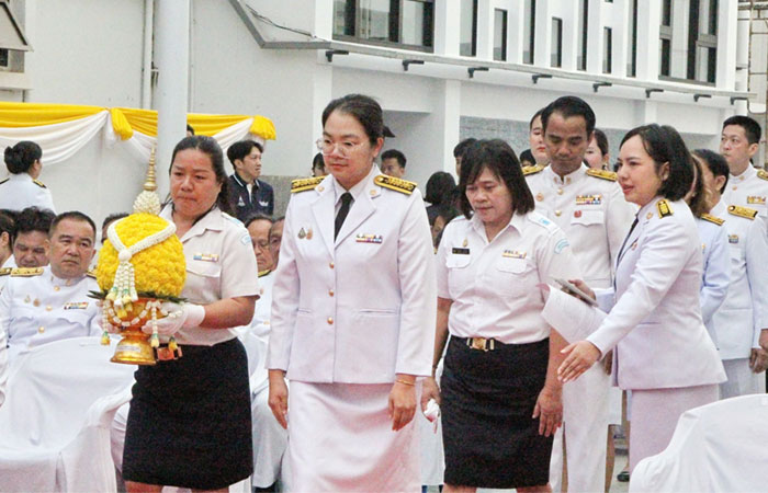 พิธีถวายพานพุ่มดอกไม้สดเบื้องหน้าพระบรมรูปหล่อพ่อขุนรามคำแหงมหาราช เนื่องในวันพ่อขุนรามคำแหงมหาราช ประจำปี 2568
