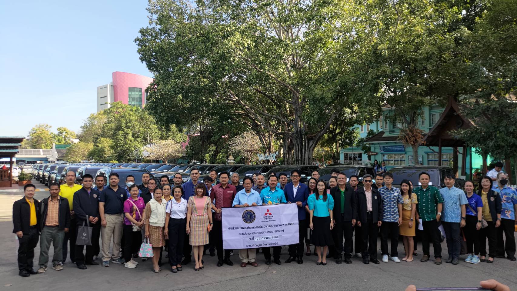 การตรวจรับและส่งมอบครุภัณฑ์ยานพาหนะและขนส่ง ณ บริเวณด้านหลังอาคารจุฬาภรณ์ กรมประมง